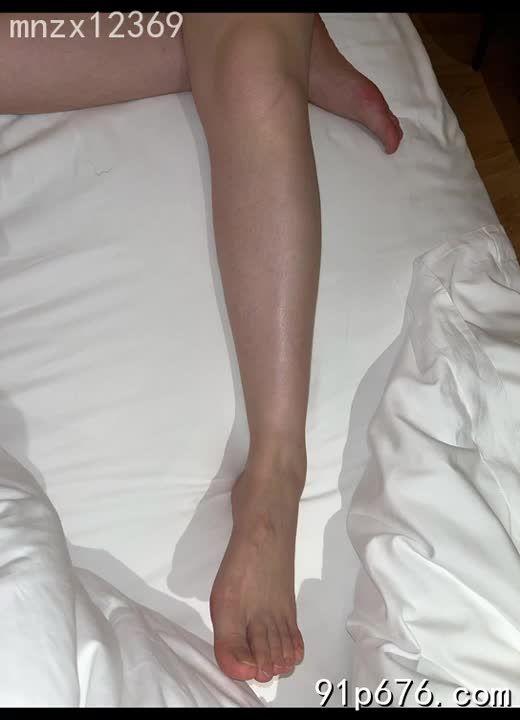 我渴望被充满，我的妻子也渴望被另一个男人占有。她想体验不同的性爱，我愿意成全她，甚至也想加入。#换妻 #多人运动 #性开放