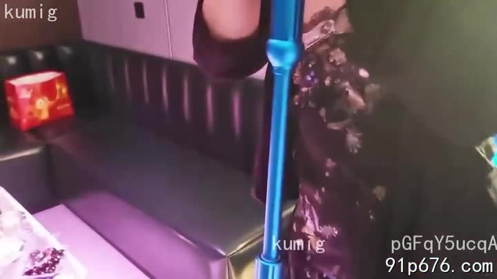 昏暗的KTV包厢，她穿着黑丝高跟鞋，成熟妩媚的气质让我无法抗拒。歌声婉转，我情不自禁地将她拥入怀中，然后……一切水到渠成。#黑丝 #高跟鞋 #熟女