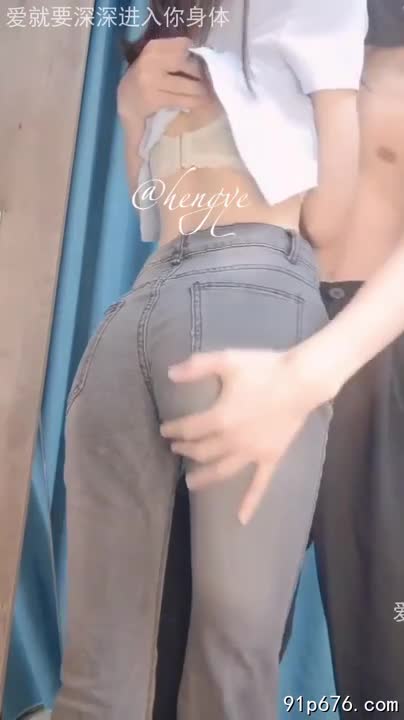 她，清纯白月光般的面容下，藏着蜜桃般饱满的臀部。我轻抚她柔软的肌肤，指尖划过她细腻的腰肢，而后，进入她体内，感受她每一个颤抖和呻吟。调教，是彼此的欢愉。#白月光 #蜜桃臀 #调教