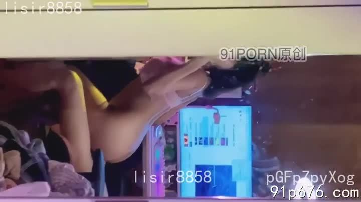 我，大哥们的女神，在被操的时候，是条下贱的母狗，永远都渴望更多。 我的身体在颤抖，每一个细胞都在叫嚣着想要更多。#女神 #性奴 #操逼