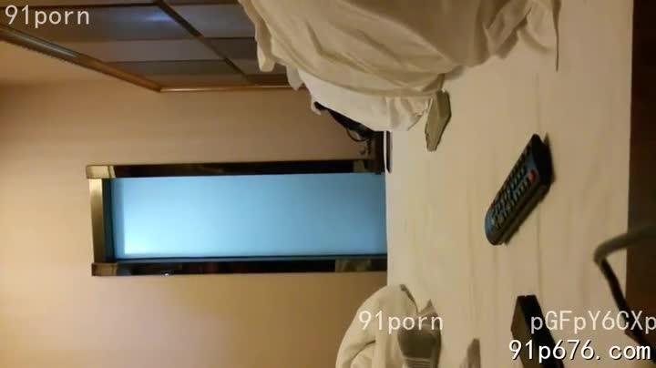 酒店昏暗灯光下，她挣扎着，眼神却带着一丝挑逗的媚意。我粗暴地撕扯她的衣衫，感受她肌肤的丝滑，她娇喘连连，却又紧紧抱住我。#强暴 #制服诱惑 #性奴