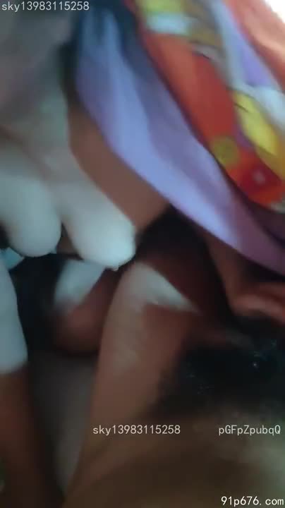 她丰腴的胴体，在丝绸睡衣下若隐若现，饱满的乳房呼之欲出，眼神中带着挑逗的意味，红唇微张，吐气如兰。#熟女 #性感 #诱惑AIBoxAI新玩法【一键丰胸】