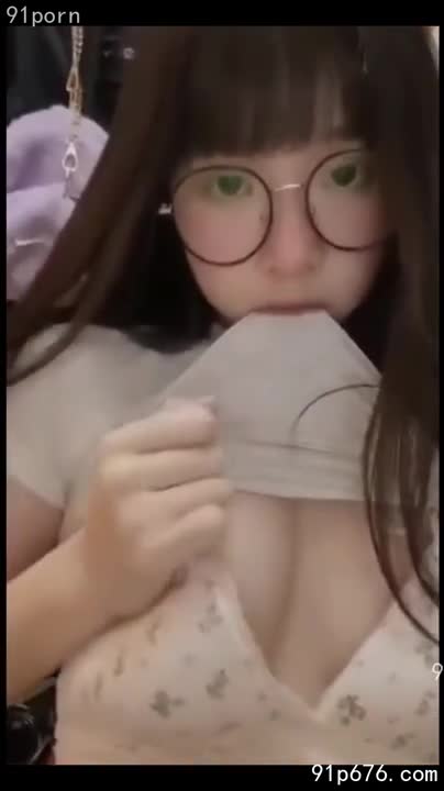 丰满的酥胸紧贴着我的胸膛，柔软的腹部在身下起伏，她微微喘息，汗水浸湿了衣衫，勾勒出诱人的曲线。每一寸肌肤都散发着热度，我沉沦其中，无法自拔。#巨乳 #肉感 #性爱