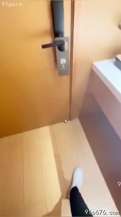 酒后乱性，她身上丝绸睡衣滑落，雪白的肌肤在昏暗灯光下泛着诱人的光泽，丰满的胸部紧贴着我，柔软的触感让我沉沦。她喘息着，眼神迷离，我无法抗拒。#熟女 #性爱 #办公室