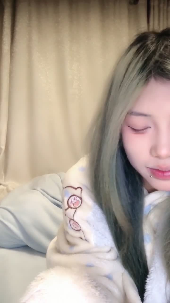 反差婊 可爱反差精神小妹 露脸裸舞自慰
