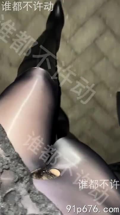 烈日下，她丰腴的裸体在草地上肆意舒展，汗水浸透肌肤，更显诱人。我贪婪地吻着她，感受她体内每一个细胞的颤动，粗暴地进入，直到我们都精疲力尽。#户外性爱 #裸体 #情欲AIBox新增特效-乳交特效-上传照片一键生成星际探险的旅途中，只剩下女侦察兵周玲珑和你两个人了_NovelN小黄文AI机器人
