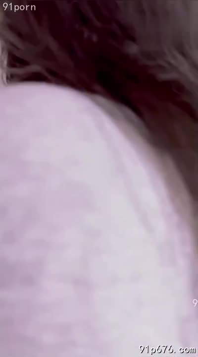 她全神贯注于游戏，浑然不觉我已悄然靠近，然后，我轻柔地滑了进去，感受着她的颤抖和喘息。哈哈！#偷情 #性爱 #游戏邻家阿姨居然是肛门痴女！_NovelN女友机器人