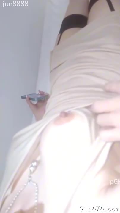 指尖滑过她饱满的酥胸，细腻的肌肤，微微凸起的乳晕，诱惑得我几乎无法自持。 她仰起头，眼神迷离，粉嫩的唇瓣微张，无声地邀请着我更进一步。#美胸 #少妇 #诱惑NovelN女友AI-你是我约的援交女，正在揉你的奶子-女性向