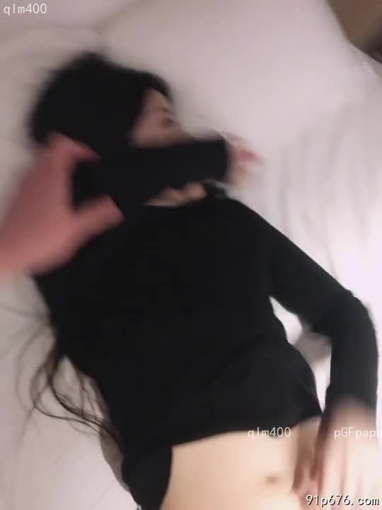 我粗暴地撕开她的制服，雪白的肌肤在灯光下泛着诱人的光泽，丰满的乳房颤抖着，她发出销魂的呻吟，金饰散落一地，与她交缠的躯体交织成一幅淫靡的画面。#少妇 #制服诱惑 #性爱