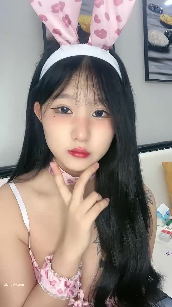半糖童颜巨乳04年玩偶姐姐-回归穿着连体黑丝和小伙各种体位啪啪，超会口交，还自插屁眼
