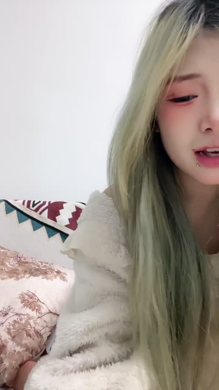 反差婊 可爱反差精神小妹 露脸裸舞自慰