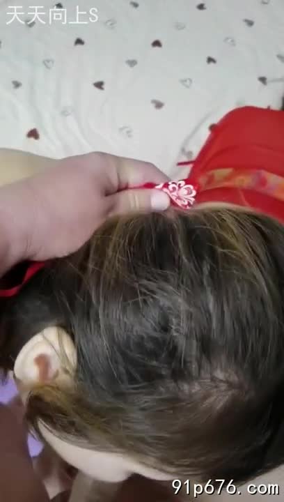 丝滑的肌肤紧贴着我的胸膛，丹夫人的喘息声在我耳边回荡，她丰满的乳房在月光下颤动，每一寸都散发着致命的诱惑。我贪婪地吻着她的唇，感受着彼此交融的快感。#少妇 #激情 #洞房