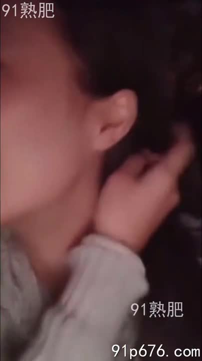 烈日下，我穿着暴露的比基尼，故意在钓鱼佬面前搔首弄姿，丰满的胸部和紧致的臀部若隐若现，挑逗地舔着嘴唇，等待他的上钩。#性感尤物 #野外诱惑 #钓凯子