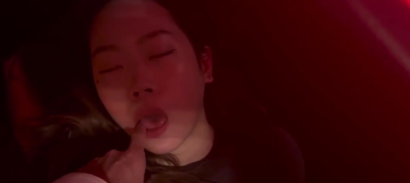 风骚女翻译和上司开房偷情 还一边手机自拍被射了一屁股的精液