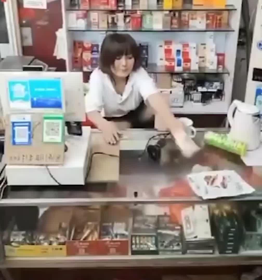 猎奇 烟酒店熟女老板娘 故意露逼勾引顾客 阴毛户型清晰可见 这生意何愁不爆