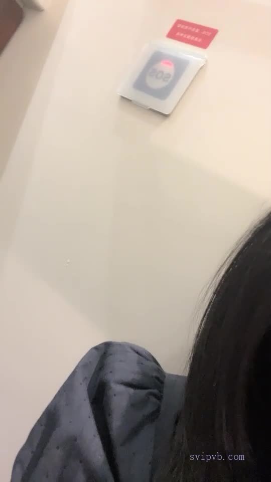 #京鱼儿️  #萝莉 #白虎 高铁厕所自慰喷水，还有人敲门，#考古