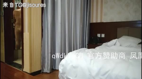 饥渴的太久阿姨主动上位, 刚舔了一下逼就受不了了, 喊着让快点草她