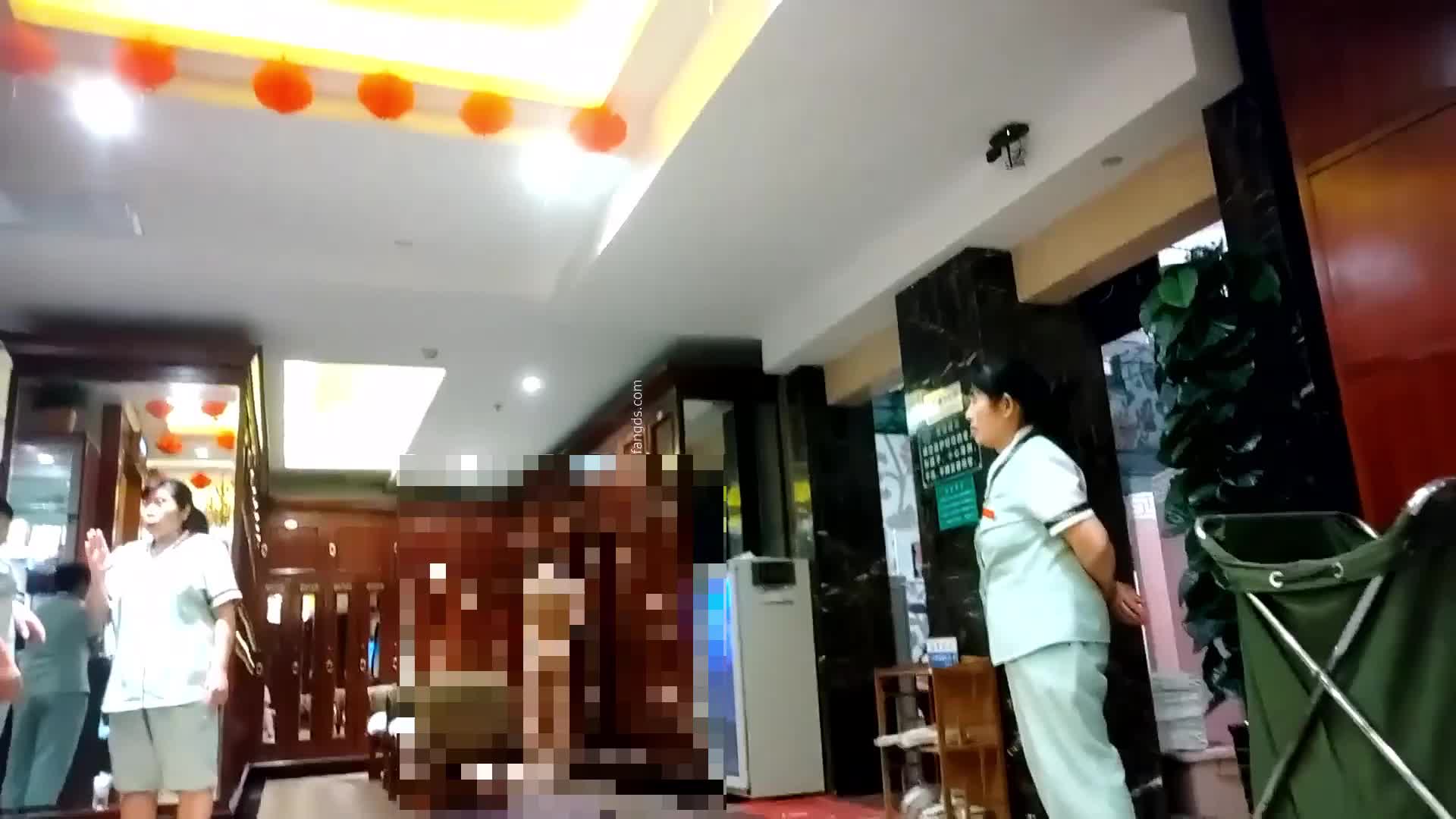 大众浴室内部员工偷拍 几位白白嫩嫩的美少妇洗澡换衣服