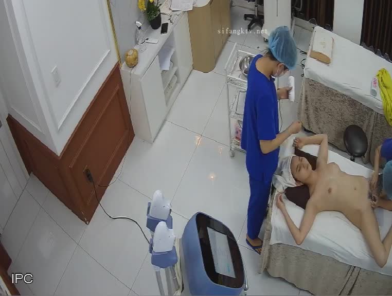 美容院监控破解》给阴毛做造型的白嫩美少妇