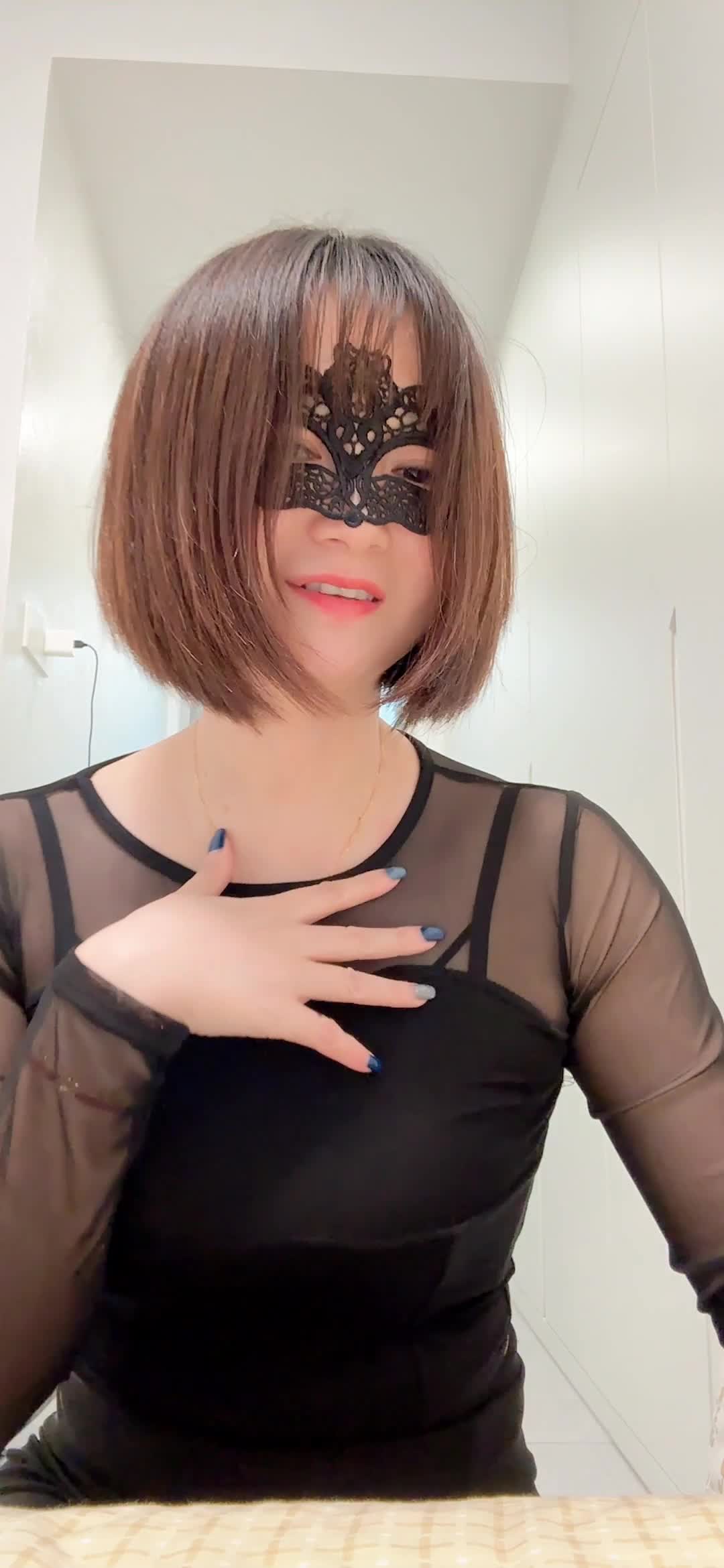 好身材短发美少妇，乱伦剧情演绎，熟女妈妈出差回家诱惑儿子，黑丝套屌足交自慰潮吹，重头到尾淫语不断，太TM刺激了