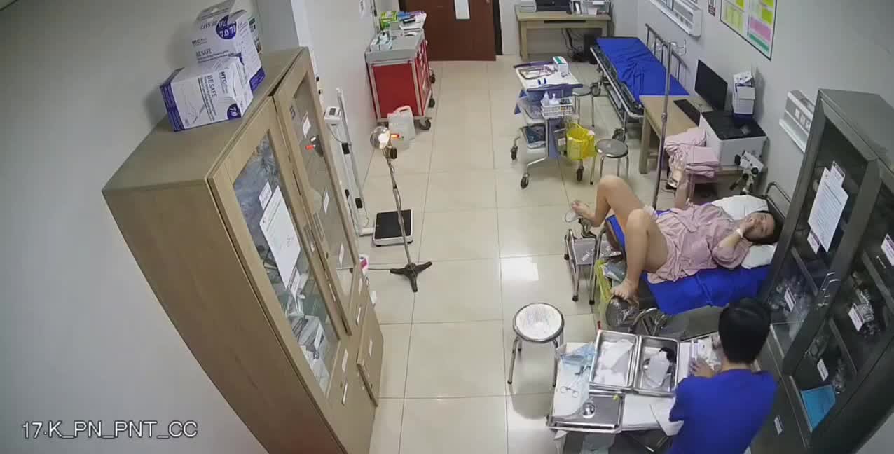 妇产科监控破解》偷窥几位来给阴道做检查的少妇