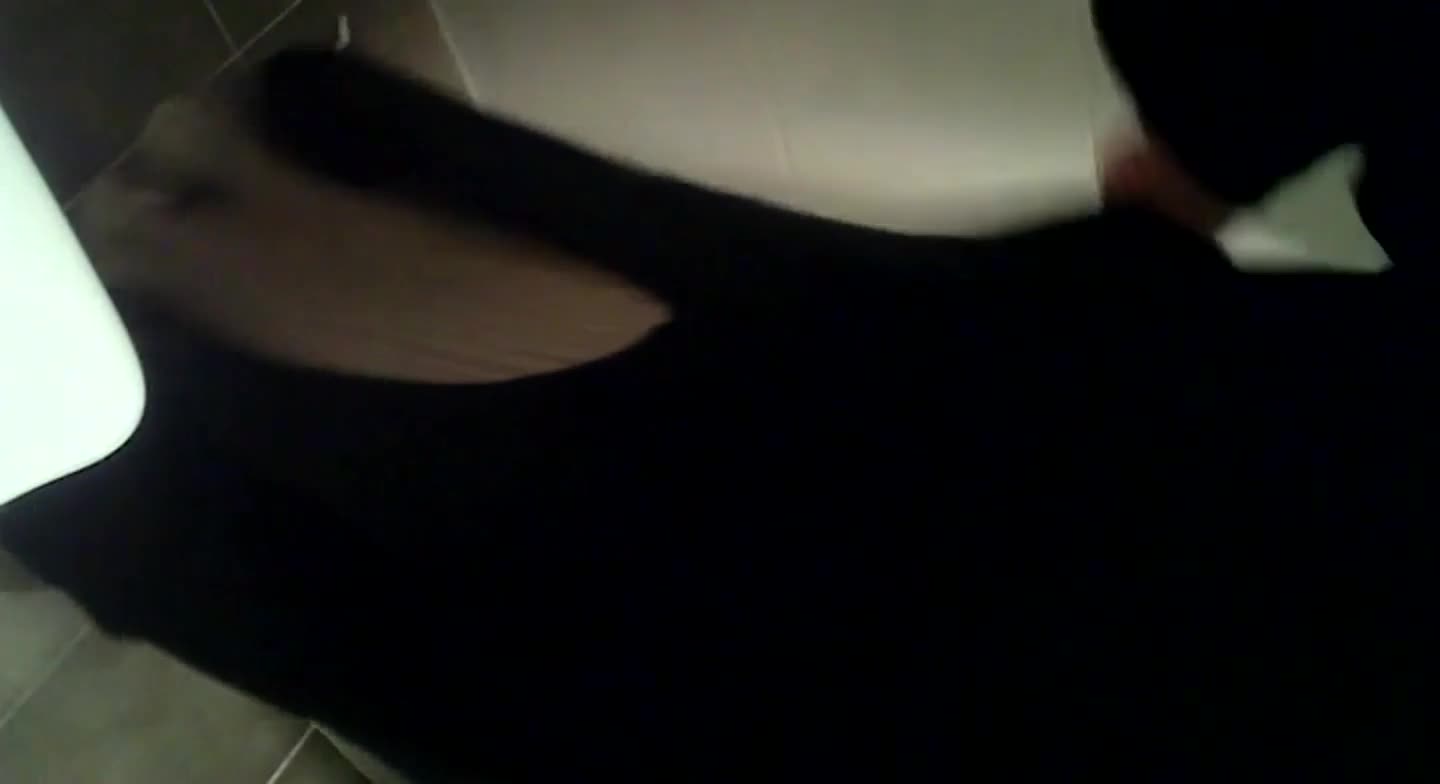 精品厕拍】，快餐店公共女厕连续偷拍多位美女气质小姐姐方便，尿个尿还把奶罩子亮出来