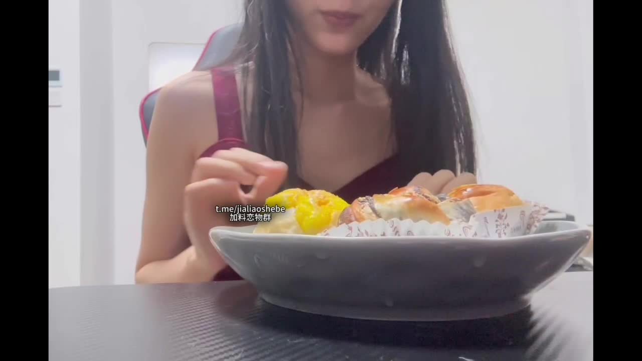 少女joioio穿JK制服给哥哥口交取精 吃精液玉米面包也太香了!