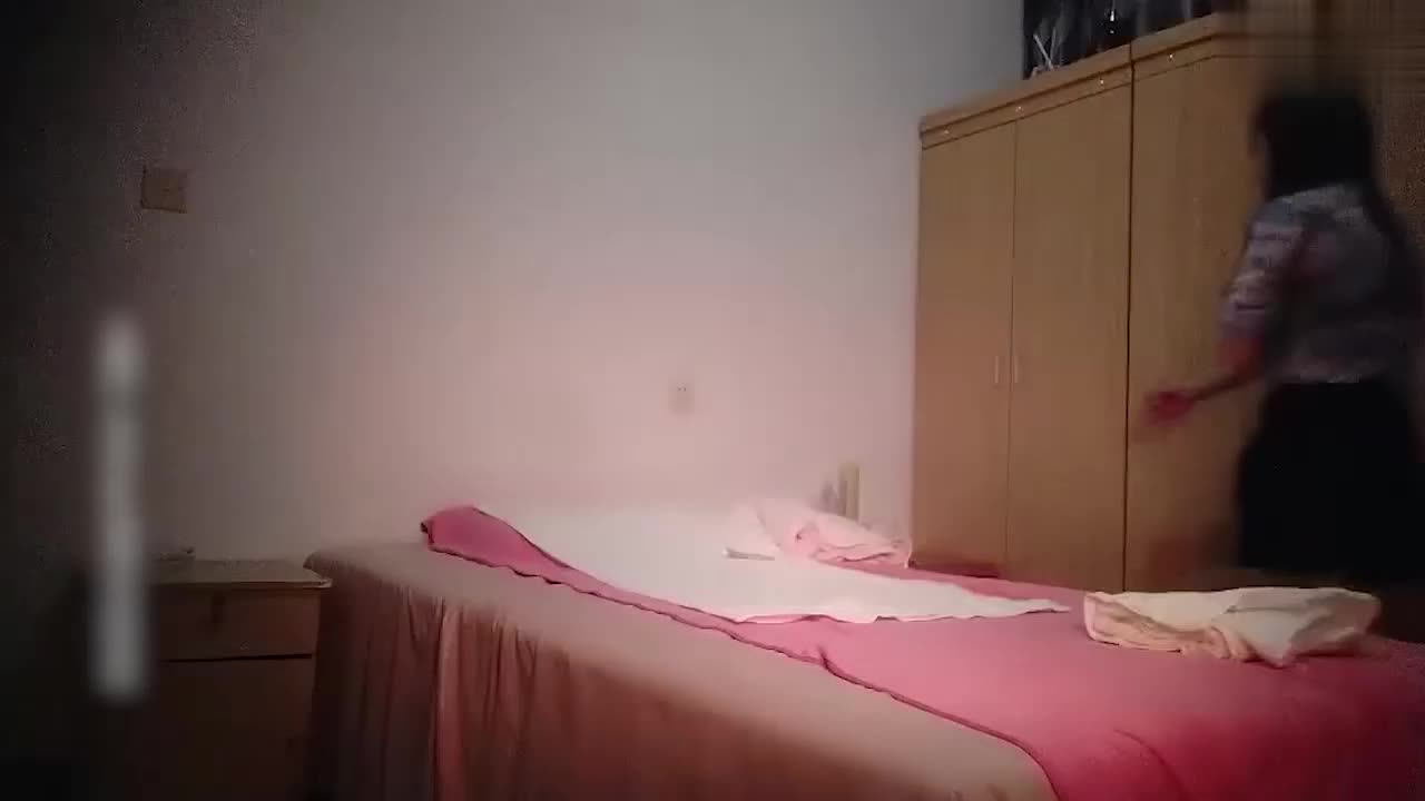 探访按摩店 路边按摩店大奶人妻，随便冲洗两下就迫不及待开操，招式繁多操得人妻哇哇大叫