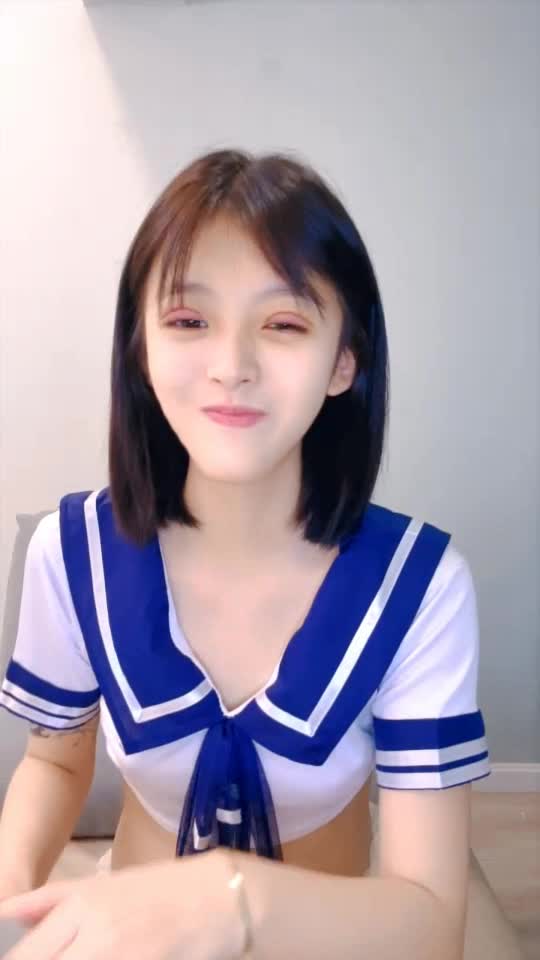 校花女神惨遭蹂躏，全程露脸激情3P伺候两大哥，口交大鸡巴揉奶玩逼，让大哥无套爆草小骚穴，浪叫不止真刺激