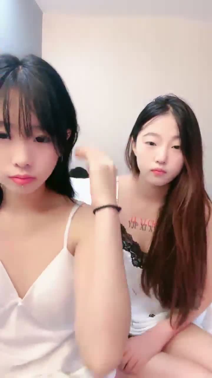 精神小妹直播性爱啪啪 多人淫乱肏逼口交 精神小伙吃的太好了吧!