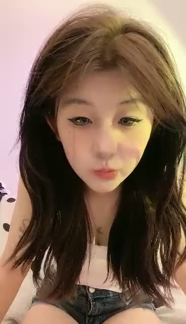 花臂精神小妹下海直播性爱啪啪 天天被精神小伙的瘦鸡巴操!