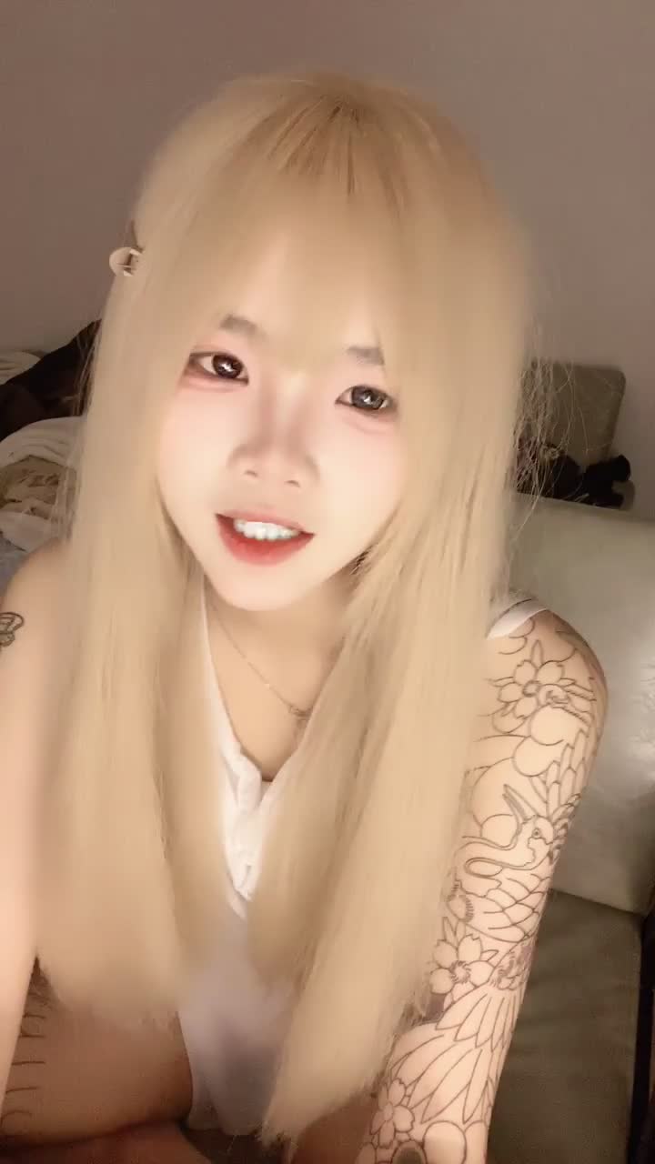 花臂精神小妹下海直播性爱啪啪 天天被精神小伙的瘦鸡巴操!