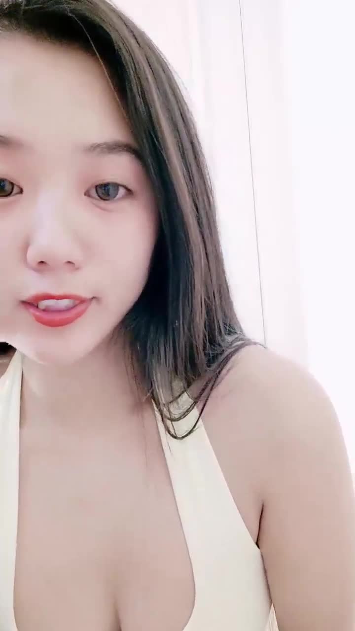 小背心丁字裤清秀新人小姐姐，喜欢玩诱惑，撩起衣服露奶子扭动，揉搓拍打多毛骚穴，掰穴特写小逼很紧致