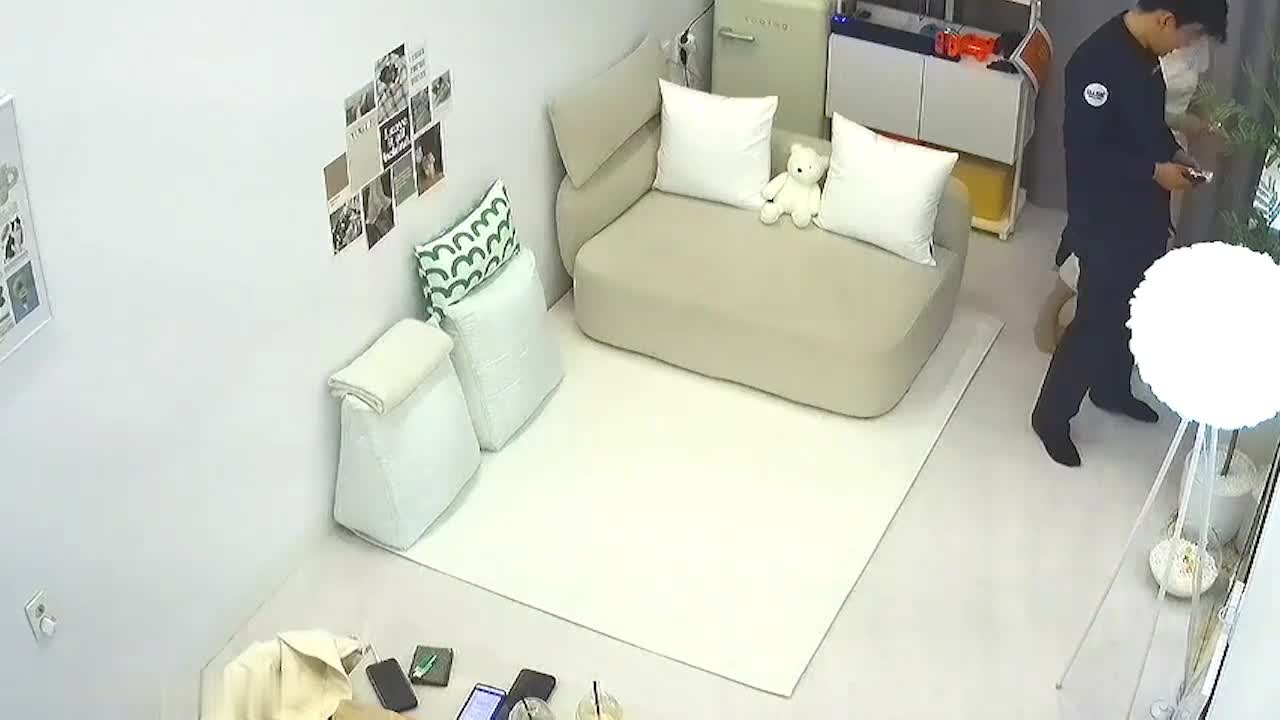 黑客破解家庭摄像头偷拍 少妇中午约男同事回家调试家里的电器弄好被连续干了两次后匆匆离开中途还吃了点饼干