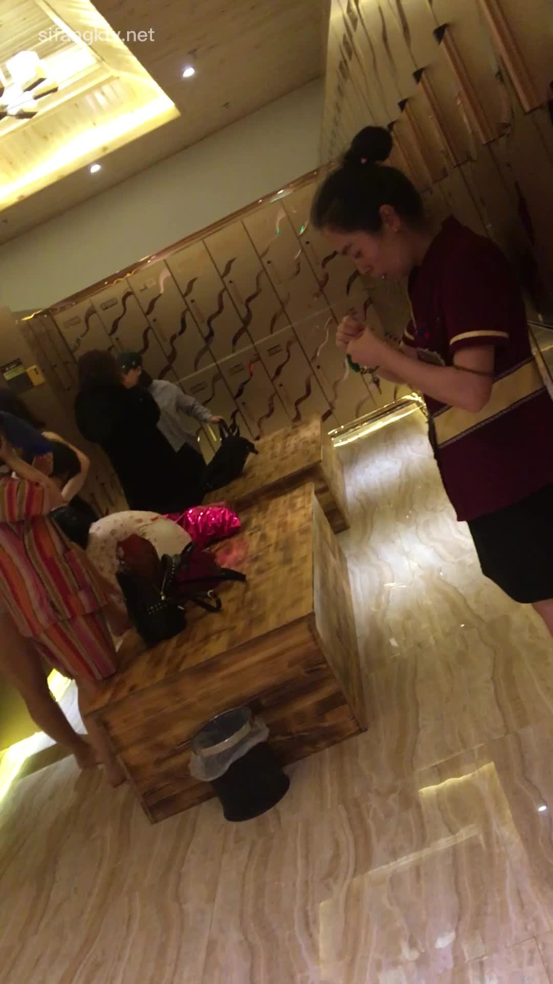 身临其境，现场真实偷拍温泉休闲酒店女宾换衣室内部春光，多个年龄段，一屋子女人穿脱衣物