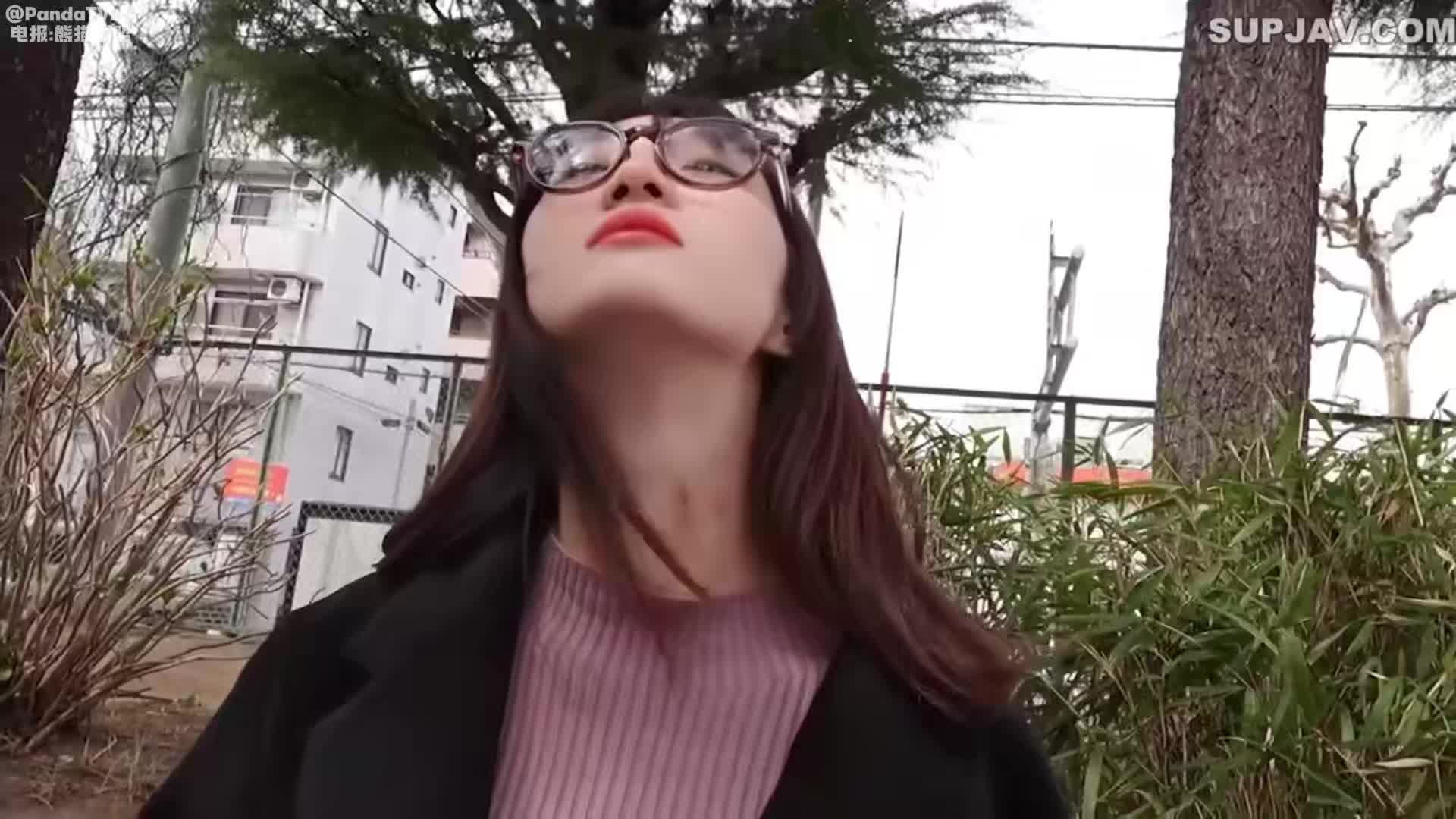 超清纯的少女 身材高挑苗条 被安排和一个猥琐皮肤黝黑的大叔玩, 妹子全程好嫌弃, 委屈哭了, 换了人才勉强答应