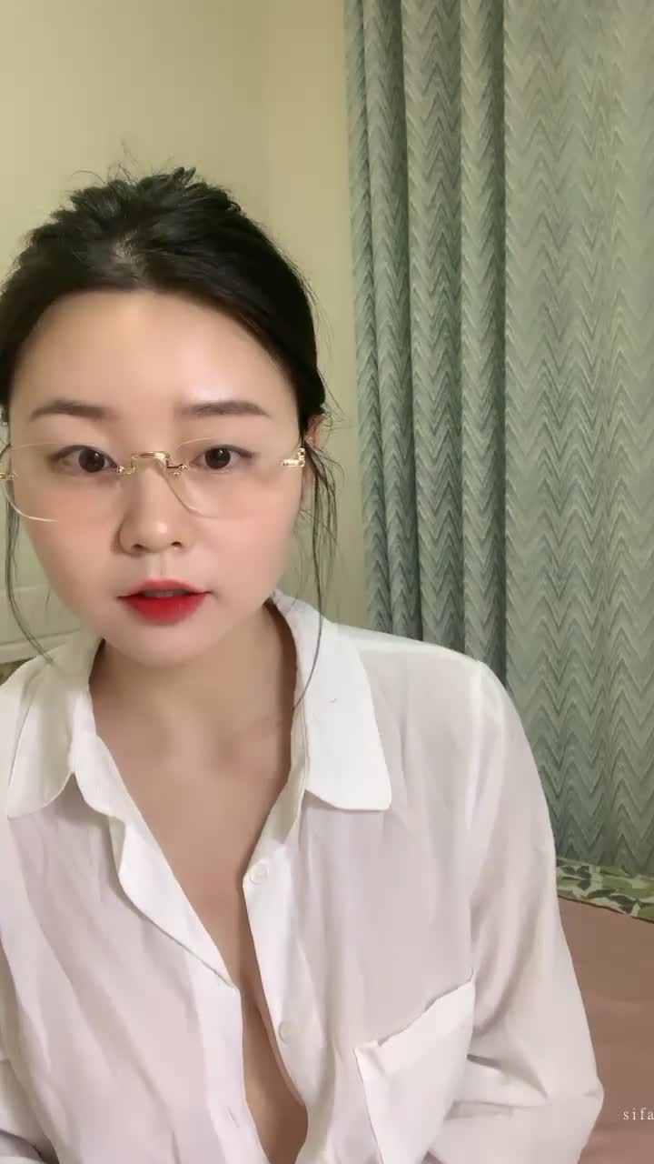 大奶子骚逼妹子 会口又会乳交 这口活顶不住啊