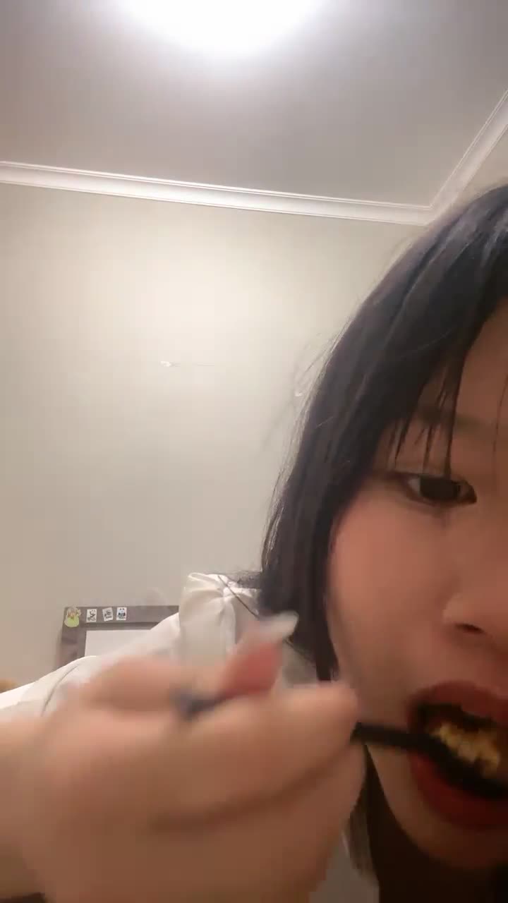 高中生精神小妹直播 奶子发育挺好的 逼毛也很茂盛 两个白嫩少女的肉体诱惑 让人把持不住