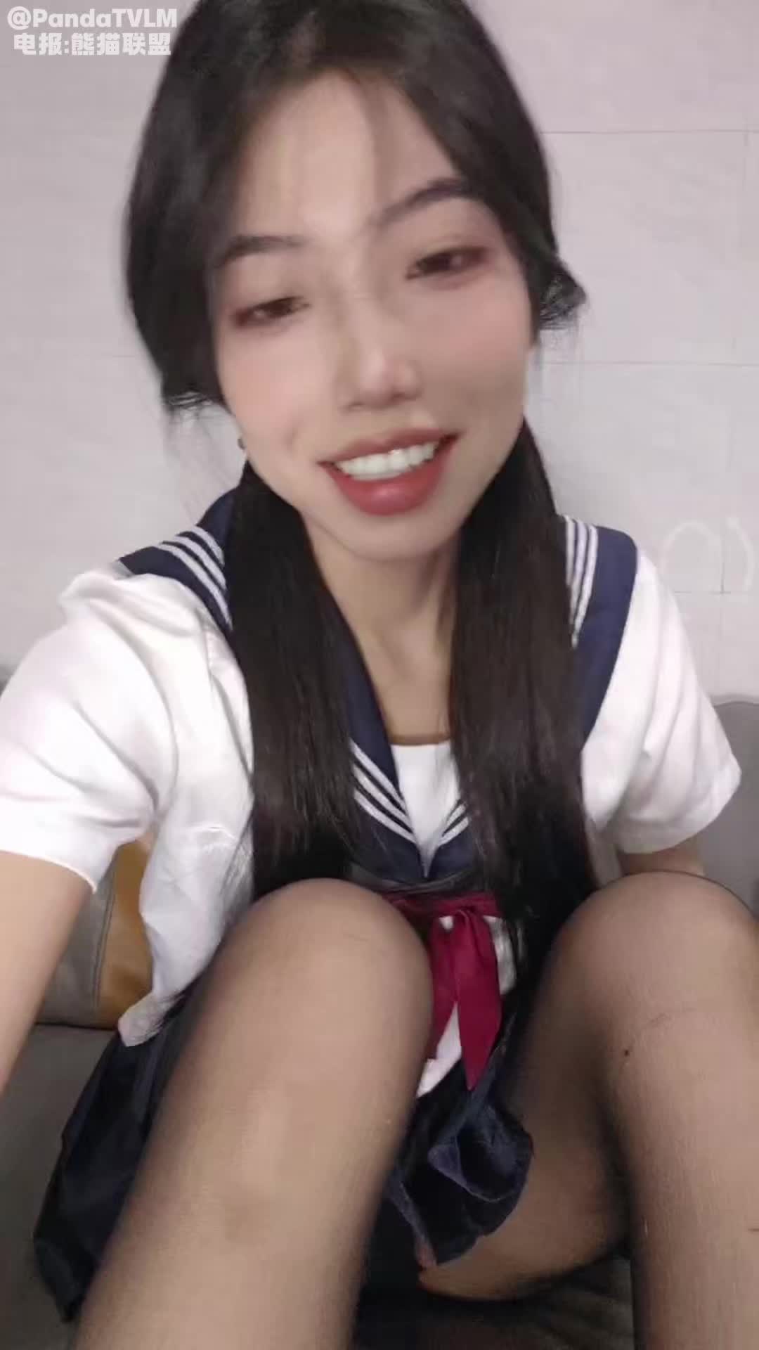 JK装淫荡少女, 黑白丝袜美腿, 没有男人自慰, 假屌抽插骚穴, 蜜桃美臀地上骑乘, 淫水直流