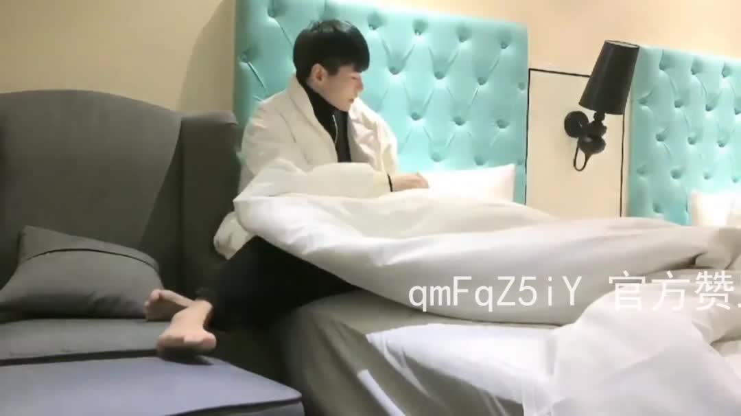 大二学妹网络奔现 软磨硬泡无套内射