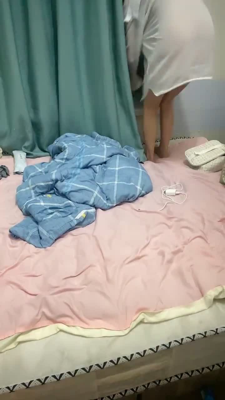 高中生精神小妹直播 奶子发育挺好的 逼毛也很茂盛 两个白嫩少女的肉体诱惑 让人把持不住