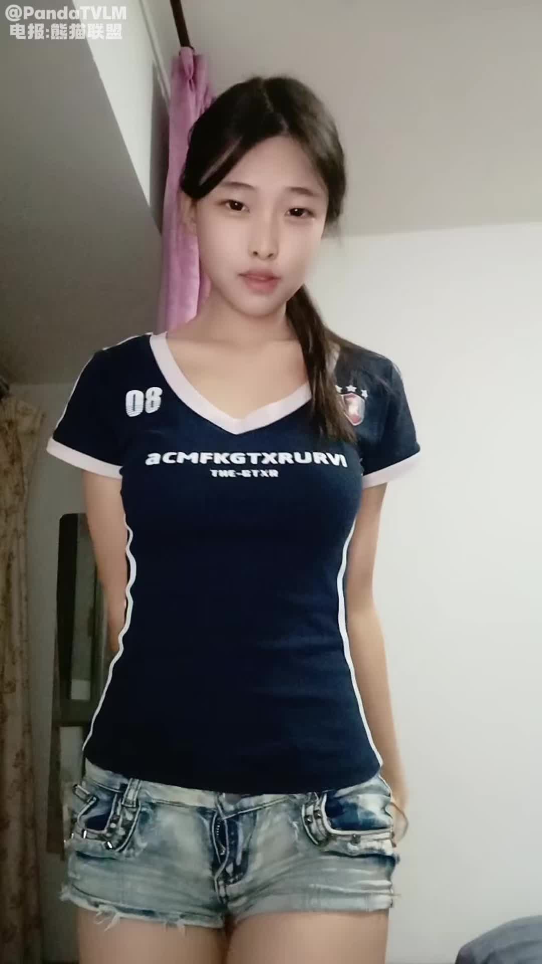 极品大学生白丝露脸激情大秀, 在狼友的调教下脱光光展示, 揉奶玩逼看特写, 完美好身材淫声荡语精彩又刺激