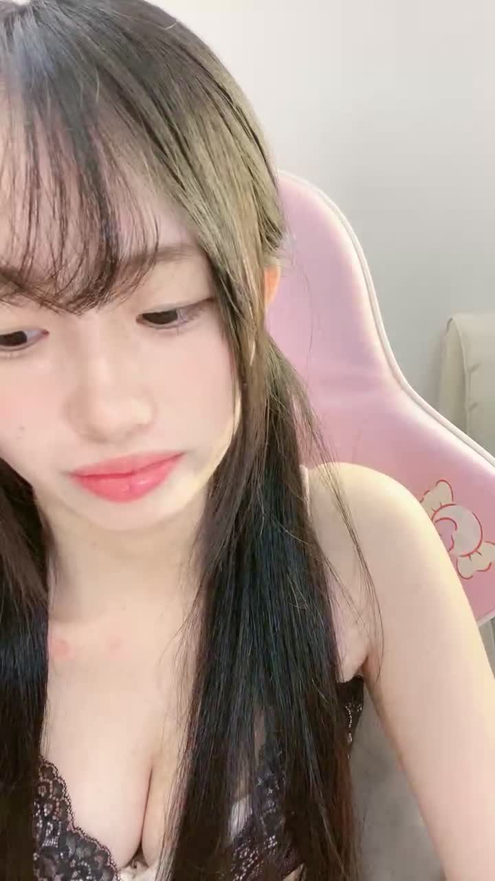 ️大眼睛清纯美少女, 外表甜美乖巧, 丁字裤黑丝袜, 扒开掰穴特写, 道具抽插舔弄, 上面一根下面一根