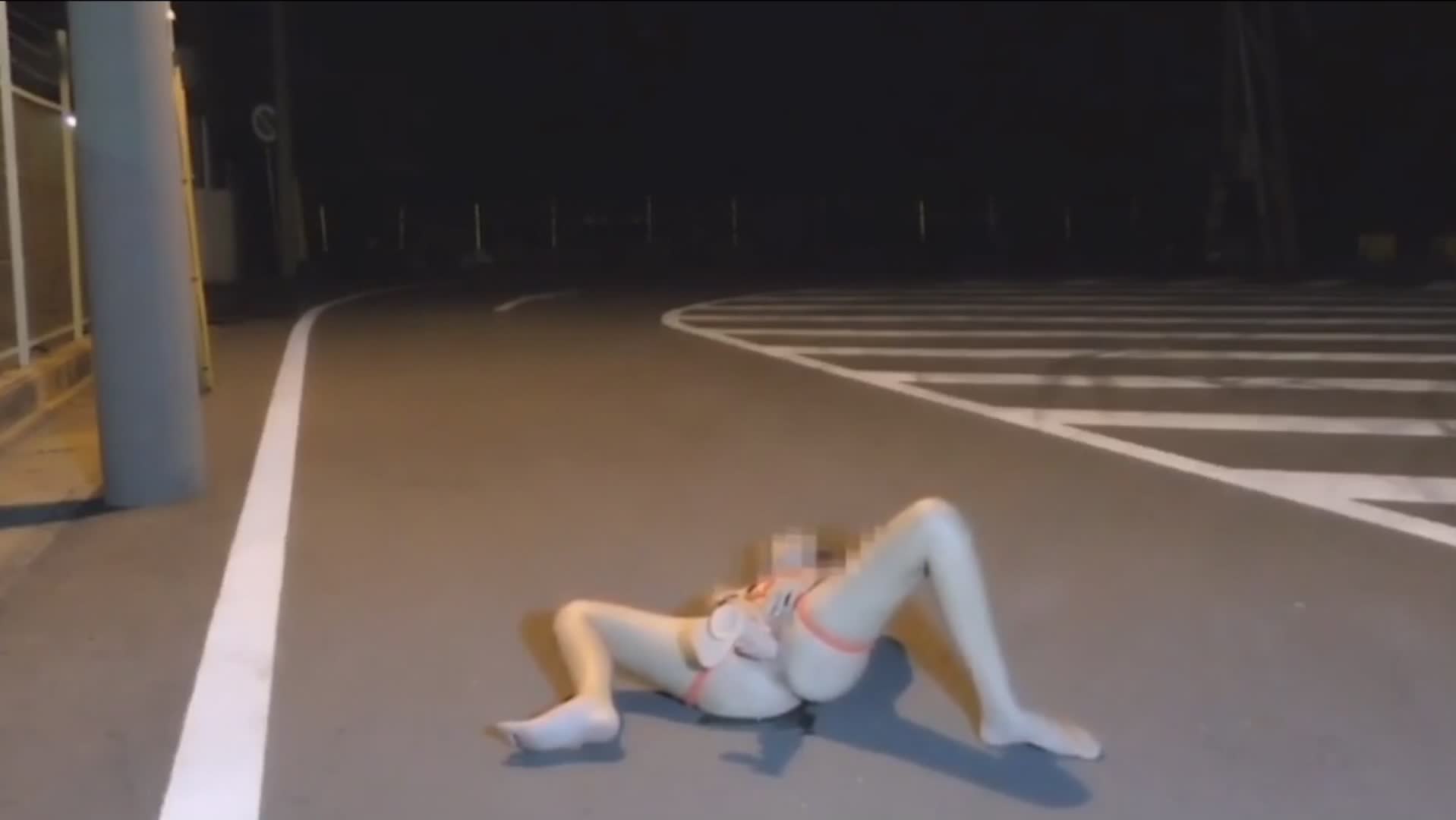 #美腿 #约拍 #母狗 #露出大马路上露出，直接喷了一马路水