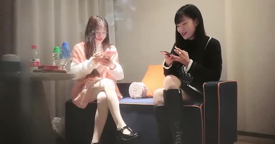 大屌哥高价约两01年萝莉萌妹双飞, 一人一套连体网袜, 帮忙抬腿看着姐妹被操, 轮流爆插