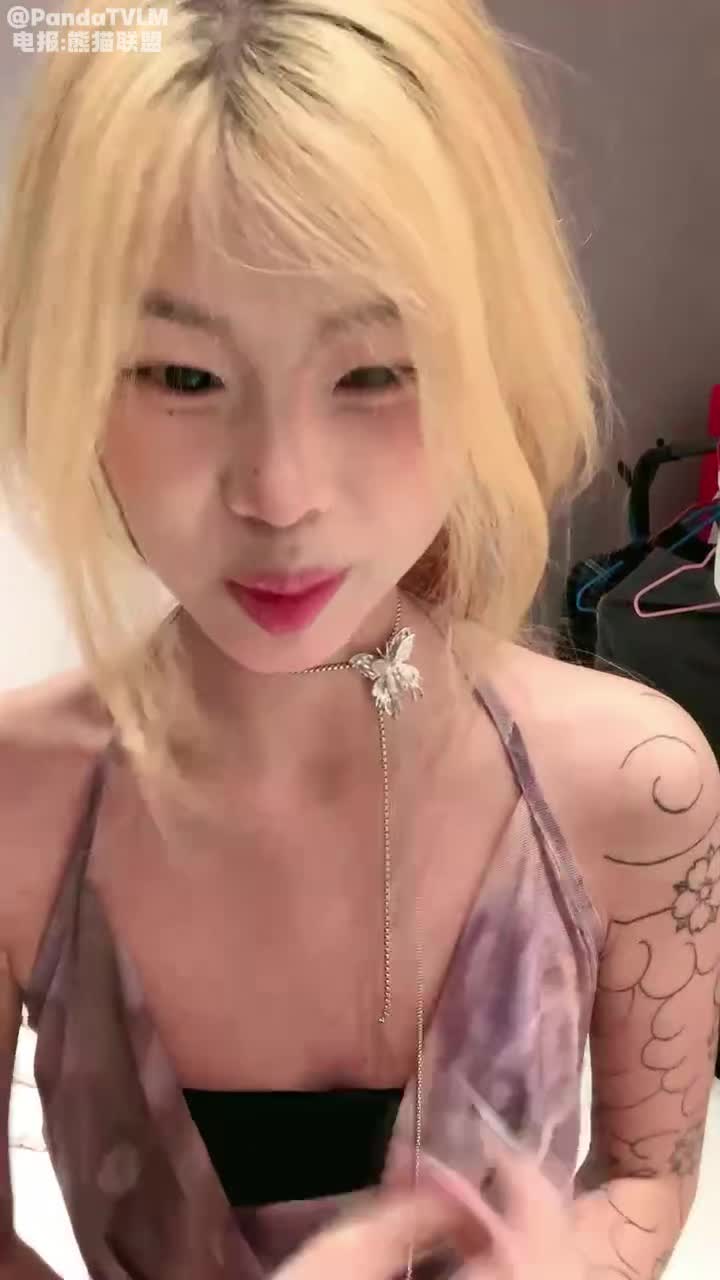 ️花臂纹身金发美少女 和闺蜜双女诱惑, 性感脱衣舞, 大尺度道具抽插, 轮流上阵, 近距离特写