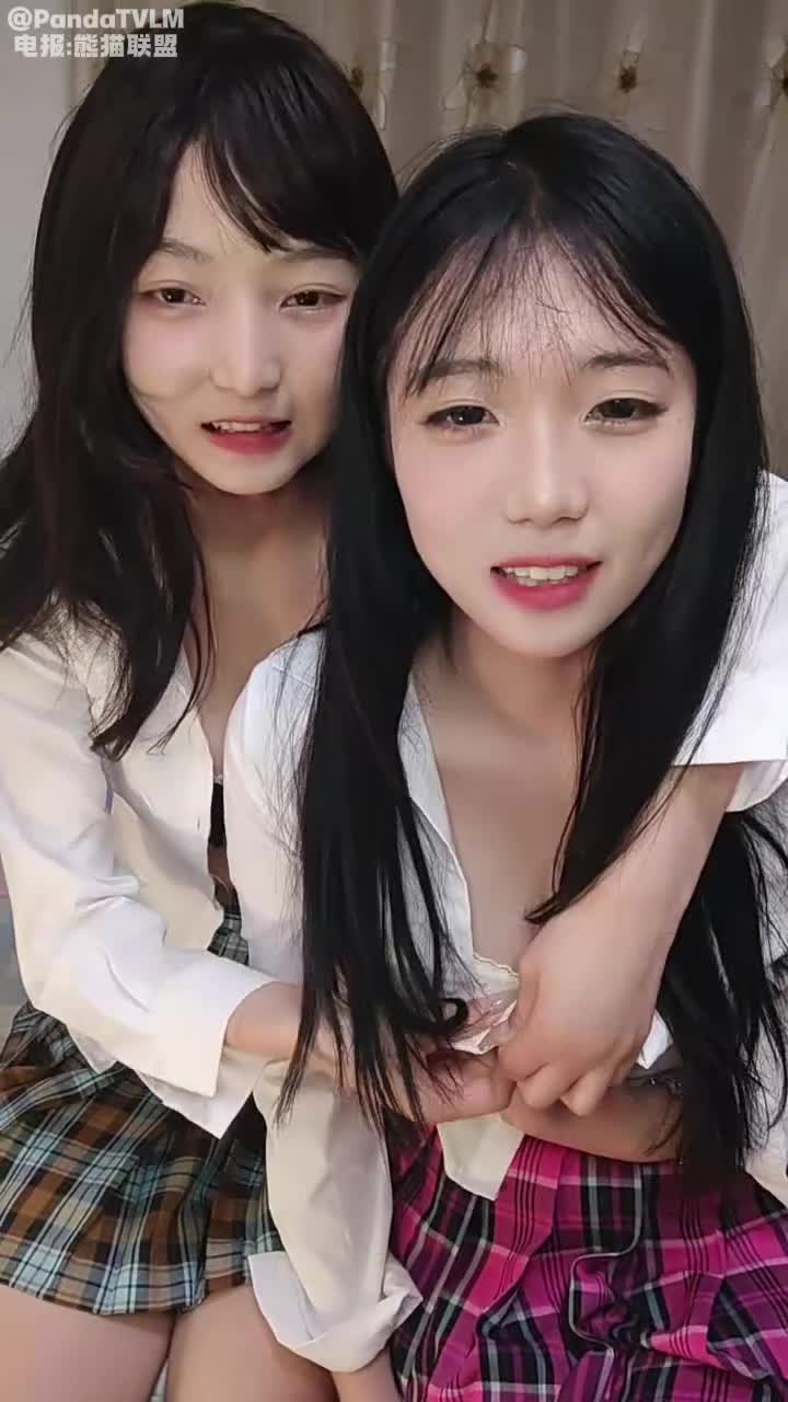 06年小甜甜 两个学生妹妹! 掰穴道具轮流自慰~好过瘾!