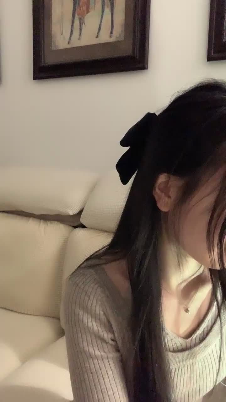 颜值区女神! 外表文静很漂亮! 给大家小露一波, 撩起衣服贫乳, 换装衬衣, 半脱下内裤性感美臀