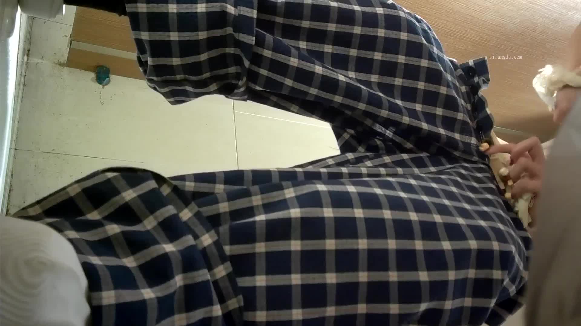 六月最新流出酒吧女厕前景高清偷拍 小姐尿尿妹子嘴里叼着个啥玩意会发光