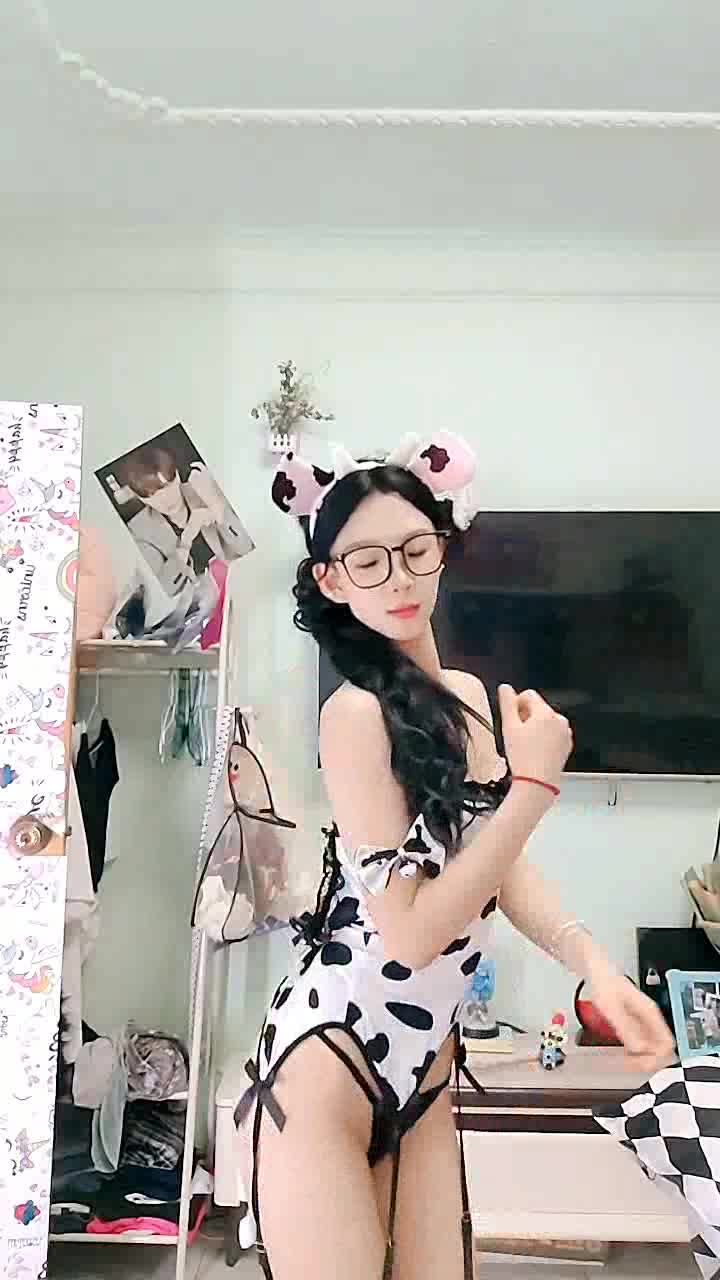 新来的美女主播小涵宝宝全程露脸精彩小秀，斑点狗情趣装诱惑脱衣艳舞，奶子比心性感小乳夹，揉奶玩逼自慰